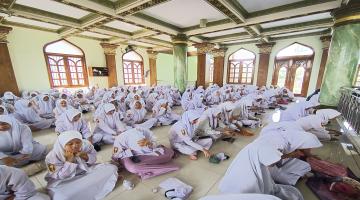 Shalat berjamaah Dzuhur dan Ashar
